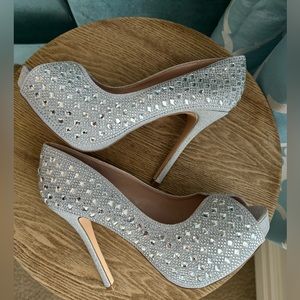 New! Gorgous silver sparkly heels.